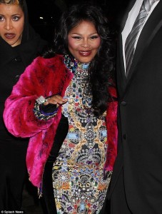 Lil' Kim shows off baby bump during a fashion show