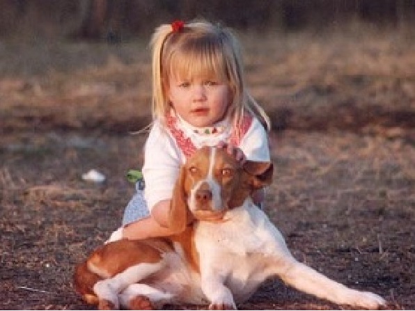 As a young child, Miranda Lambert was clearly a big fan of dogs. 