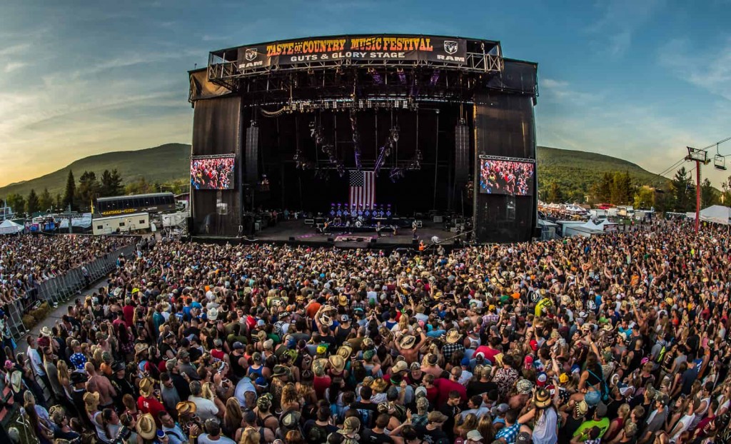 20150613_TasteofCountry_BillyCurrington_Performance_Timmermans_13541