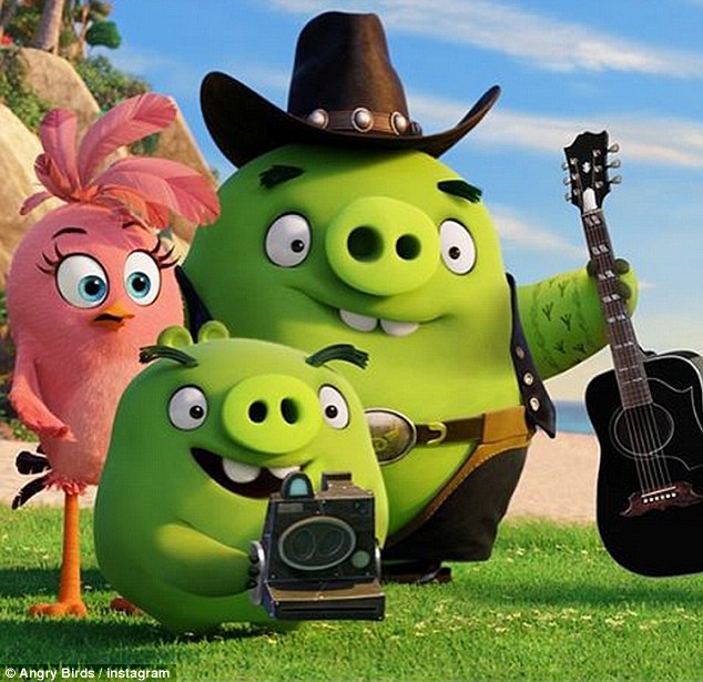 blake shelton and earl the pig from 'The Angry Birds Movie'