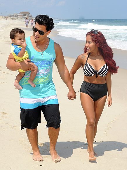 Mama Mia! Snooki and family enjoy a stroll on the beach! They look super happy, good for them!