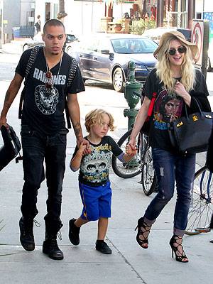 Ashlee Simpson steps out with son Bronx and new love, Evan Ross! Yep, Diana Ross’ son!