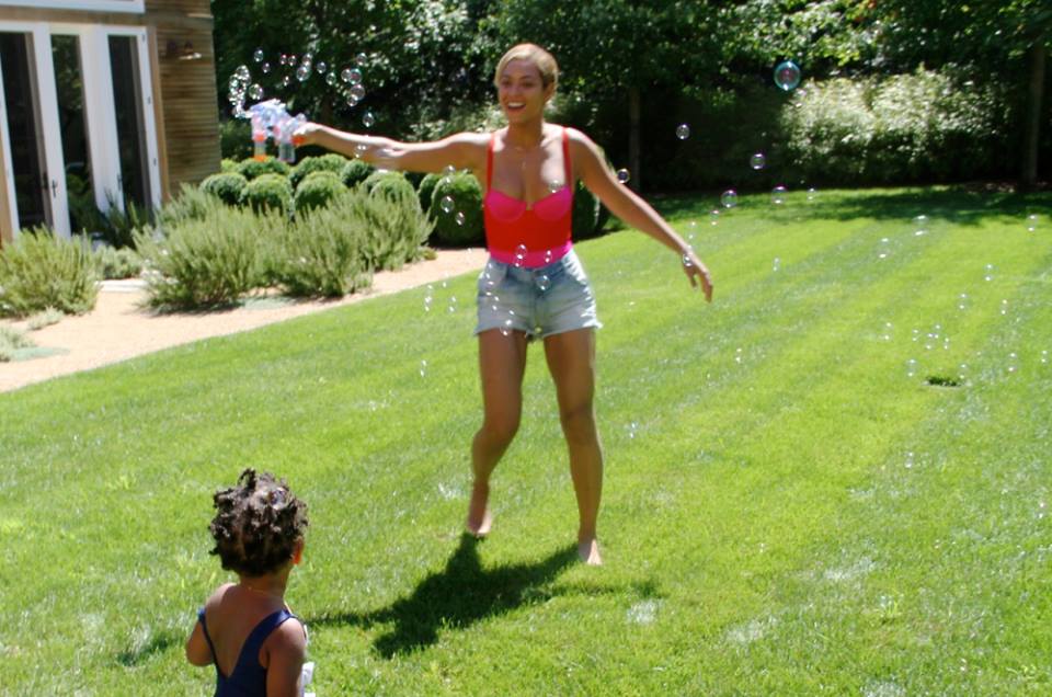 Bey and Blue Ivy enjoy some outdoor time with BUBBLES! I love when celebs do normal activities…