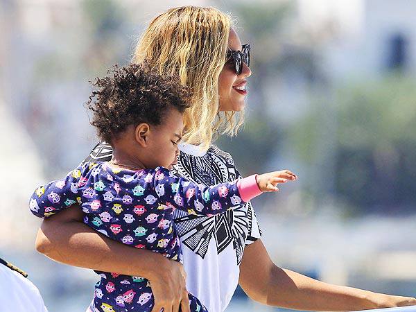 Beyoncé and Blue Ivy enjoy their time together in sunny Spain! Love those owl pajamas!