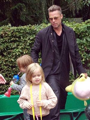 Here’s Brad Pitt doing something us regular people can do too… taking the kiddos to Legoland! Knox and Vivienne made this trip, while the…