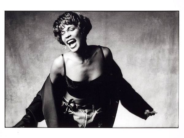 Photographer Norman Seeff has unveiled several never released photos of famous faces. This 1990 portrait of Whitney Houston is especially…