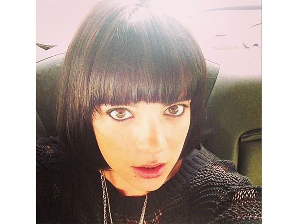 Singer Lily Allen has returned to the dark side… well, her hair has. She has gone back to black and got a sleek bob too! Love it?