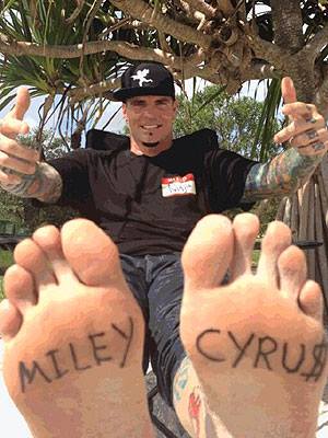 Vanilla Ice (Remember him?) pokes fun at Miley Cyrus’ “Rolling $tone” ink. Ice cold. ;)