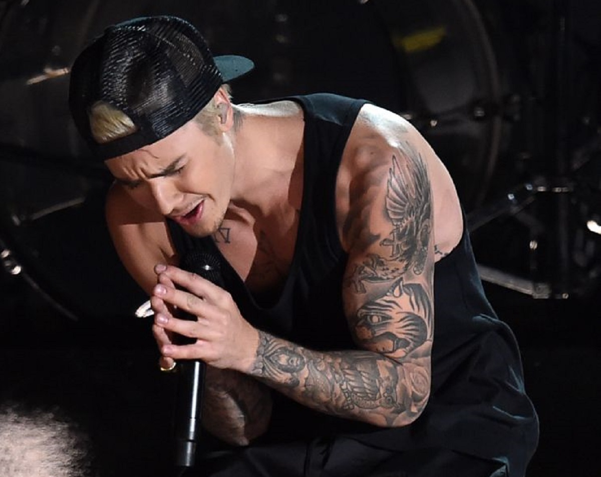 Who Did Justin Bieber bring to the Grammy Awards?