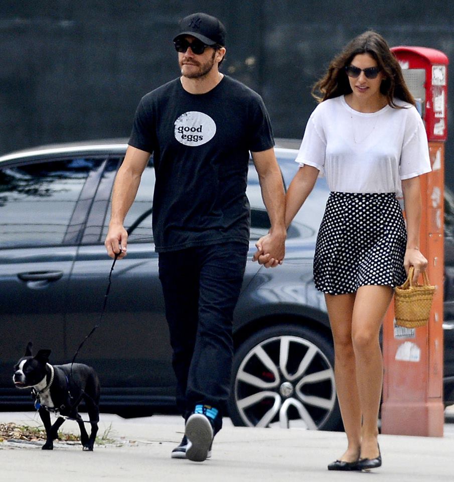 Jake Gyllenhaal has a new lady, model Alyssa Miller. Sigh, another actor-model pairing. Yawn… oh well, that dog is cute at least.