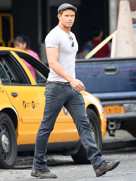 Kellan Lutz struts his stuff! Who is your favorite dude from the ‘Twilight’ franchise?