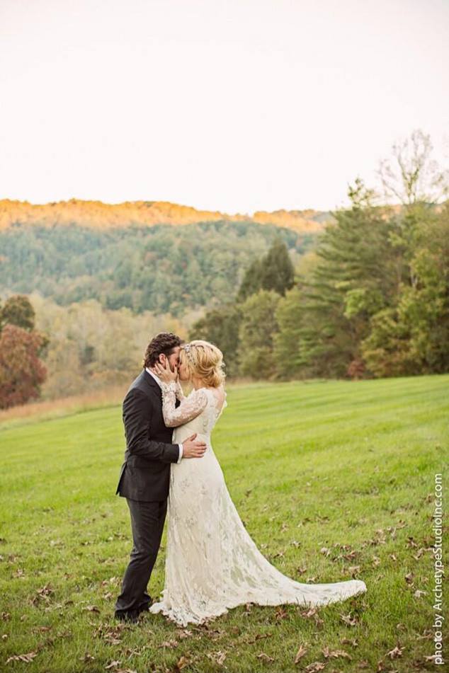 Back in October, Kelly Clarkson tied the knot with Brandon Blackstock, aka Reba McEntire’s stepson. It was the perfect wedding – an intimate