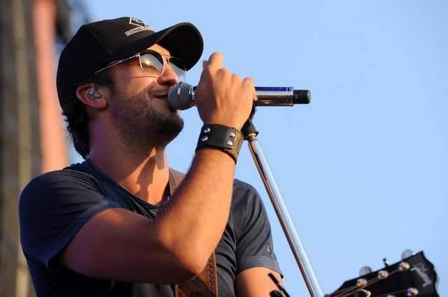 Luke Bryan Parties Again During Spring Break in Florida! Check it out: