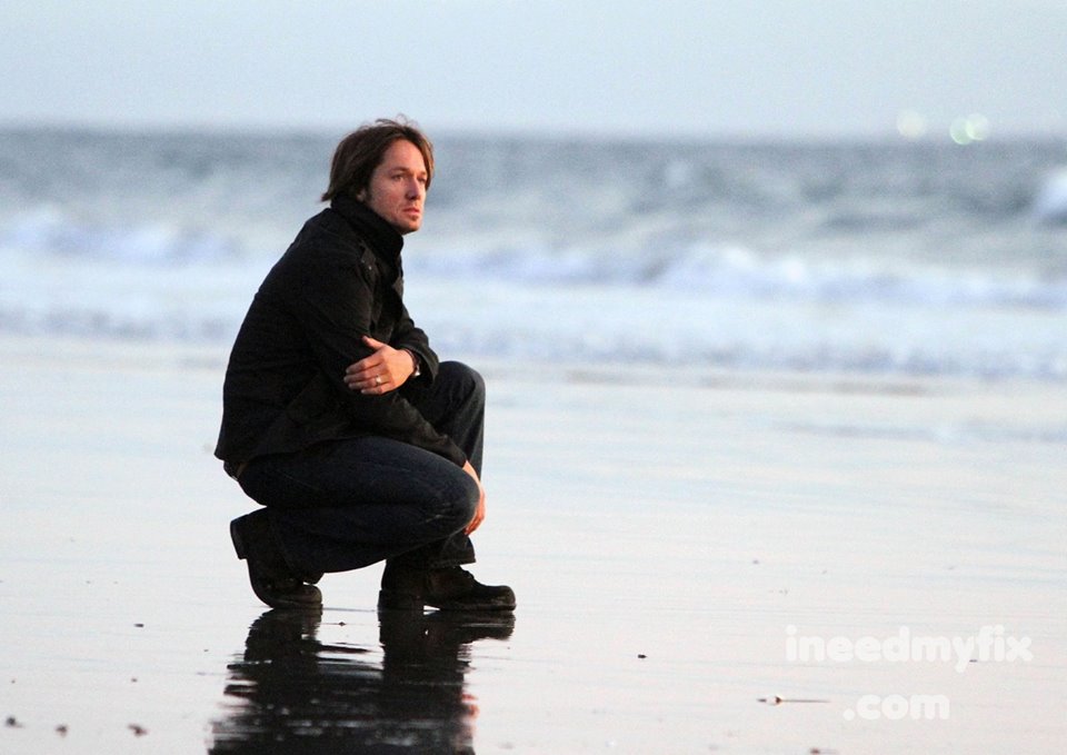 When you think of Christmas, do you think of sand? Keith Urban reminisces about Christmas on the beach: