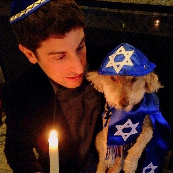 Ha Ha – Jason Biggs threw his dog a ‘BARK’ Mitzvah
-Do you think it will catch on as the thing to do? ;)