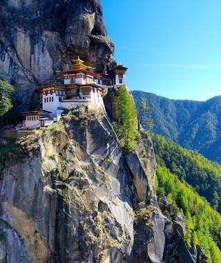 From the Manhattan skyline to the Great Wall of China, the world’s most amazing views are bucket-list-worthy! Click HERE to see them!