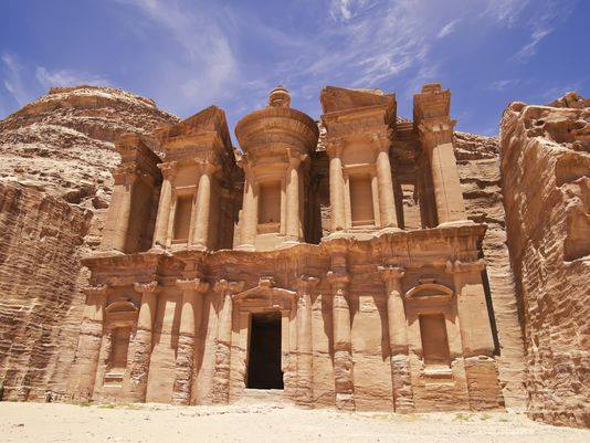 A U.K. tour operator hopes to capitalize on cine-mania, taking travelers on an across-the-globe  trip to 20 of the world’s most famous movie