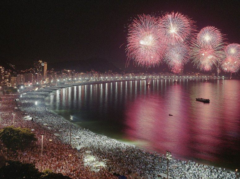 This all-white party in Rio de Janeiro on New Year’s Eve looks pretty amazing: