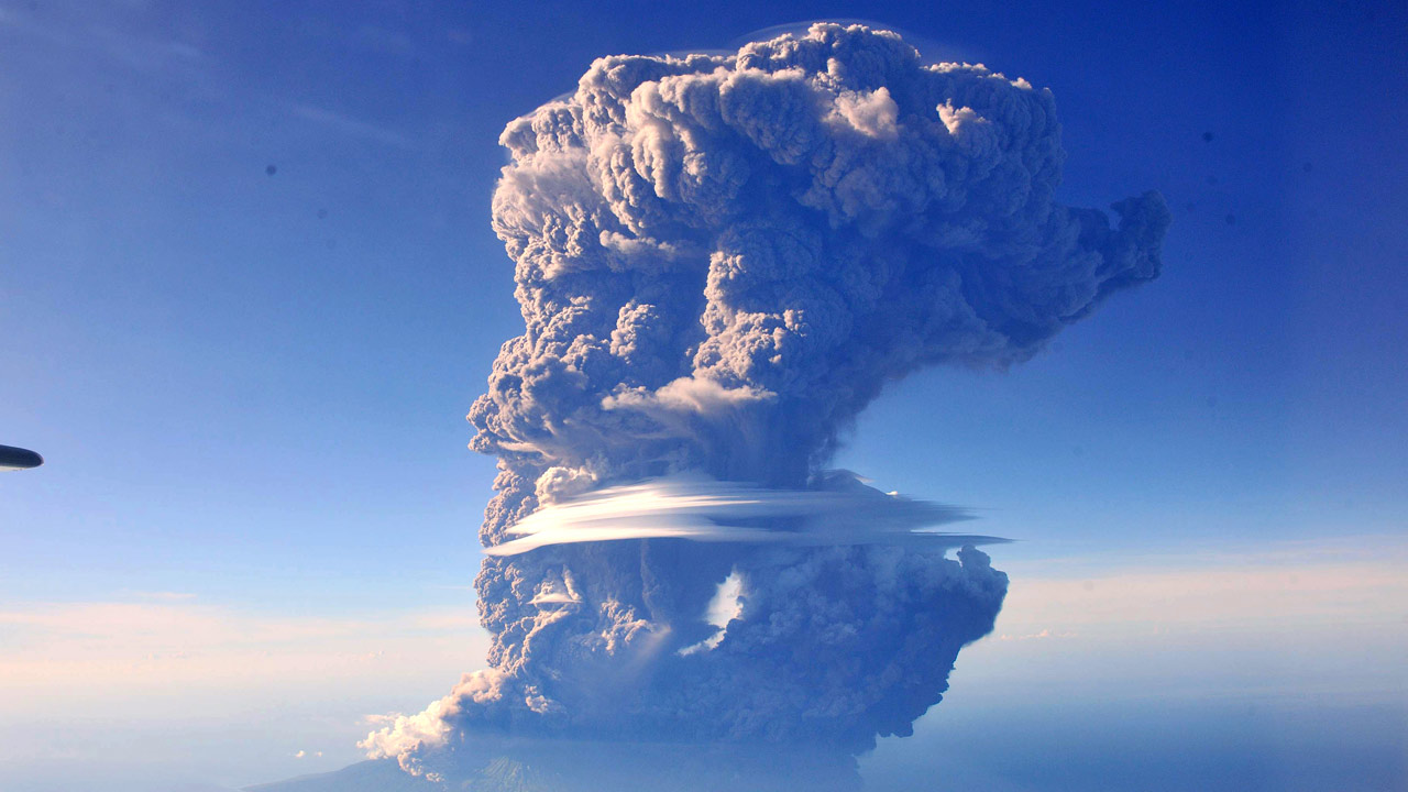 Woah! Check out this Indonesian volcano which caused lots of trouble for travel in that part of the world!