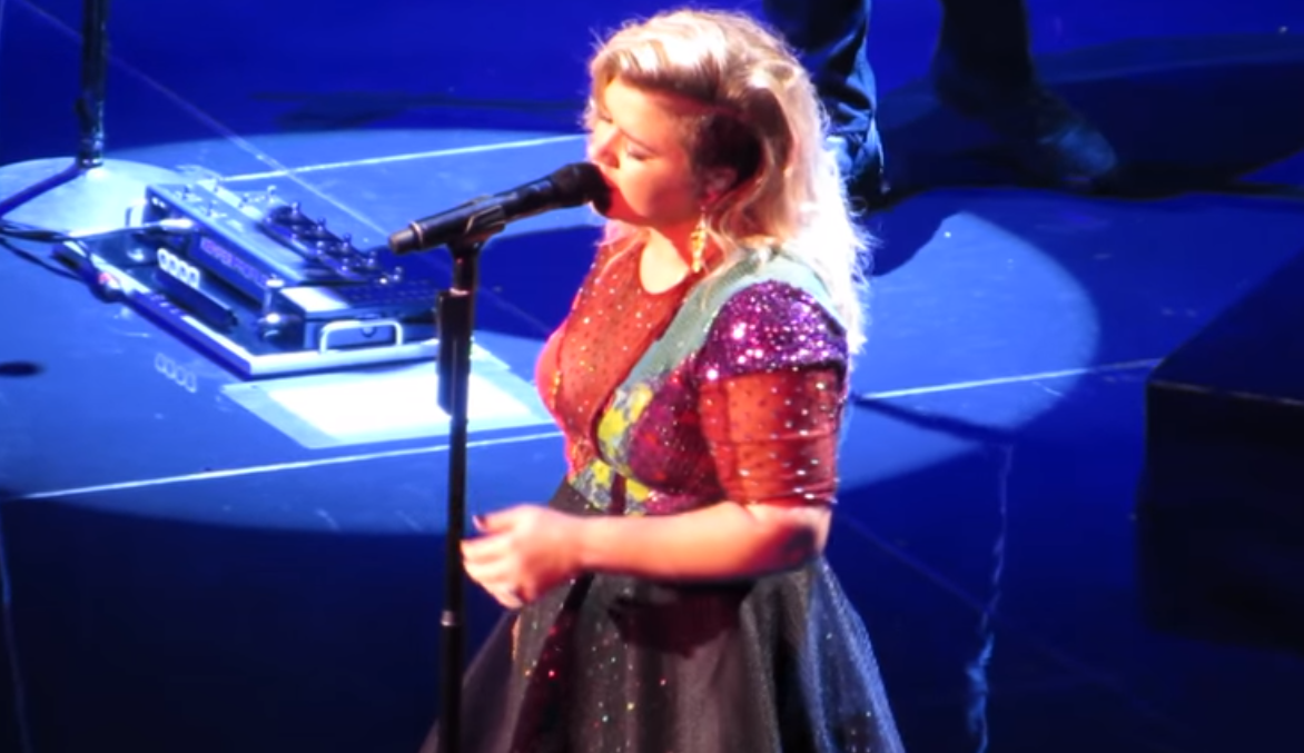 Kelly Clarkson Performs Purple Rain