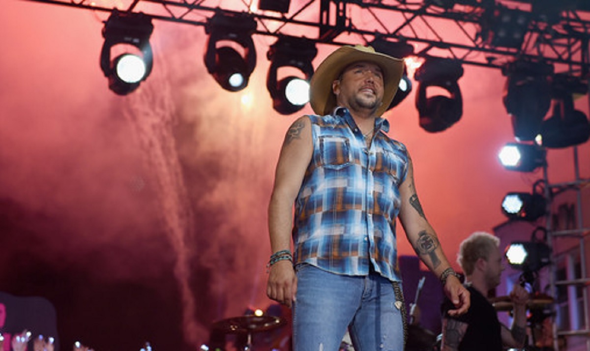 Jason Aldean Performs “Lights Come On” at the 2016 CMT Awards