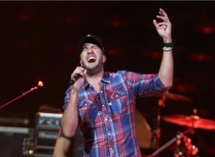 luke bryan smacks heckler