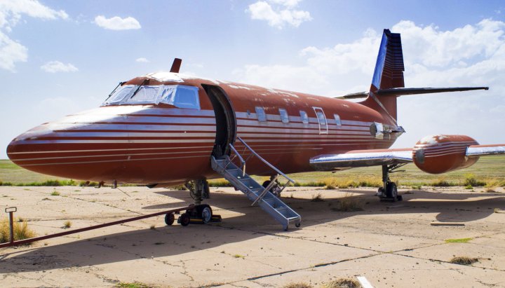 elvis presley plane