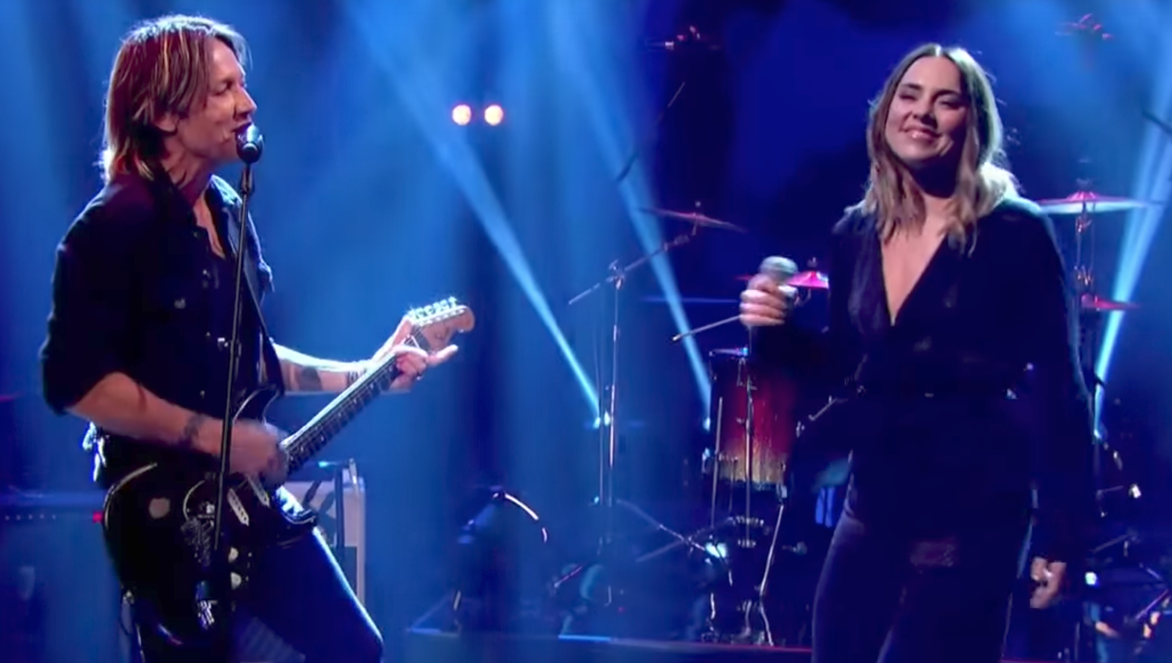 Keith Urban Performs “The Fighter” With Sporty Spice