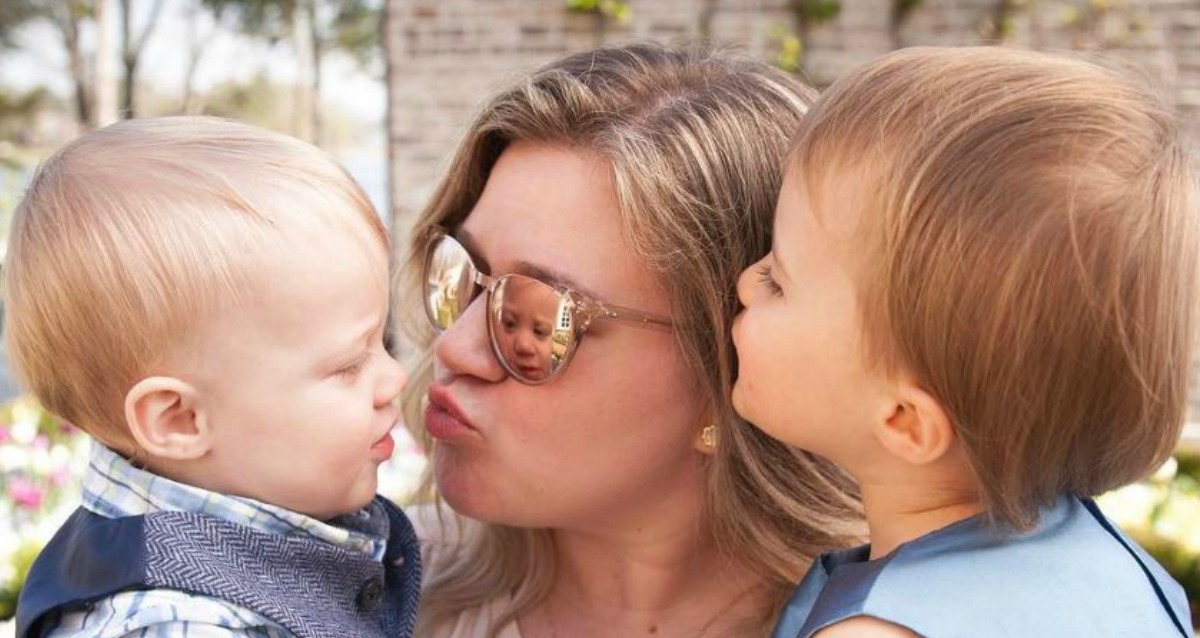 Kelly Clarkson Dishes About Her Mothering Goals