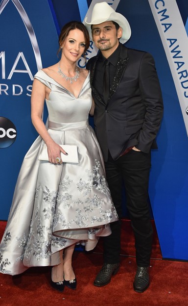 brad paisley 2017 cma awards red carpet