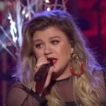 kelly clarkson christmas eve