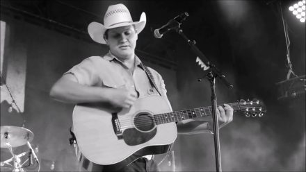 Jon Pardi She Ain't In It
