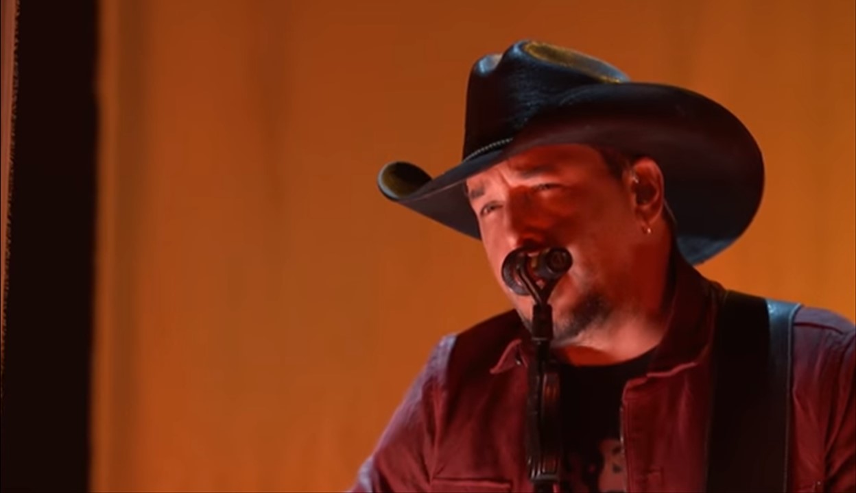 jason aldean drowns the whiskey cmt music awards
