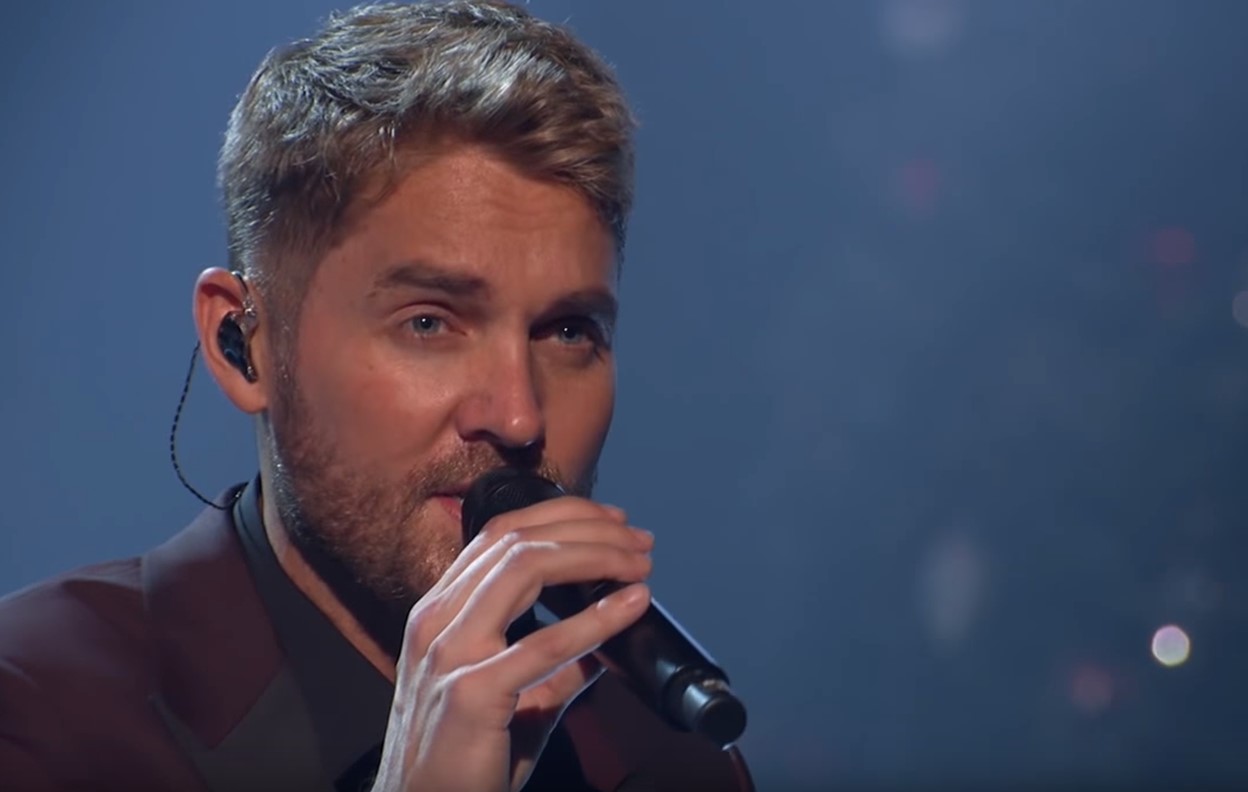 2018 cma country christmas brett young