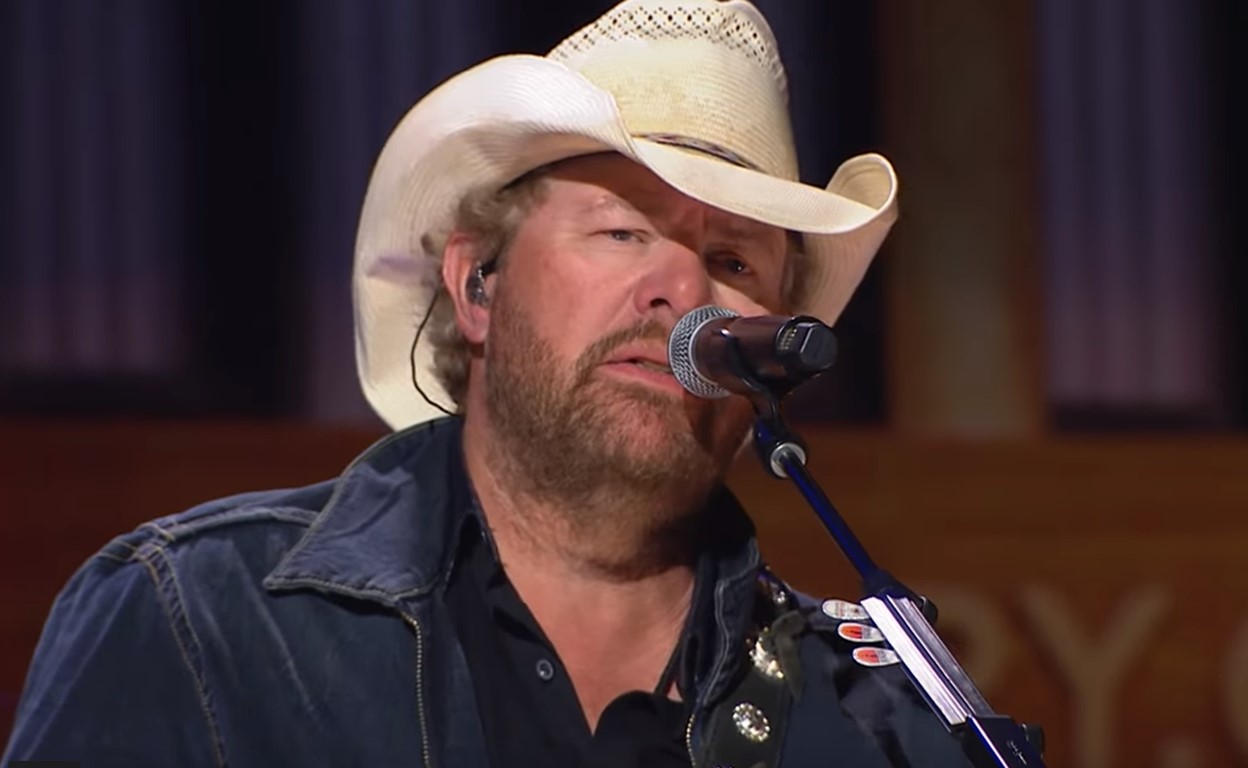 toby keith don't let the old man in grand ole opry