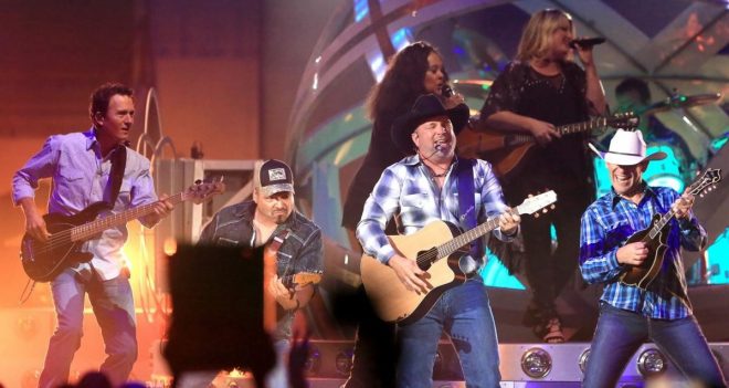 10 Garth Brooks Images that Define Garth Brooks (Pictures)