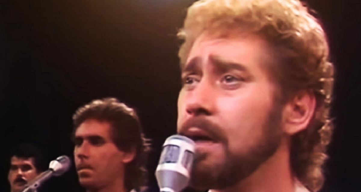 Earl Thomas Conley Holding Her and Loving You