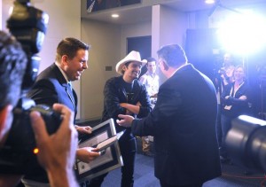 Brad Paisley Gets Inducted into the Guinness Book of World Records!